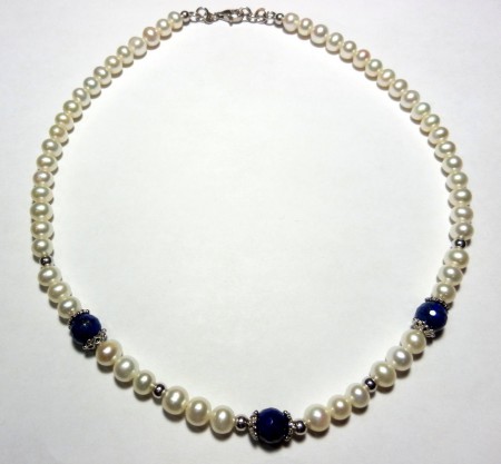 KOL.NO.1237-0921 Gerçek tatlısu,havuz yetiştirme inci gerdanlık kolye. Ara malzemeleri olarak 3 adet Lapis Lazuli taşı ve rodyumlu gümüş kullanılmıştır.FİYATI KDV dahil : 380 TL