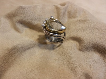 YZK.NO.1236-0860 Rutil Kuarz ve Zirkon. Kuarz taşın yuvası 22 ayar altındır, yüzüğün gövdesi 925 ayar gümüş. FİYATI KDV dahil : 775 TL