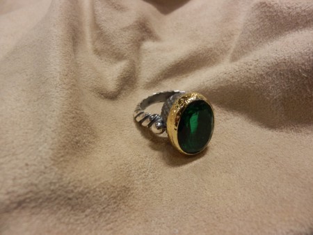 YZK.NO.1210-0833 Oval hakiki Chrome-Diopsite ( Krom Diopsit ) Emsalsiz el yapımı. Taş yuvası sıvama 22 ayar altın astarlı ve ana gövde 925 ayar gümüştür. FİYATI KDV dahil : 590 TL