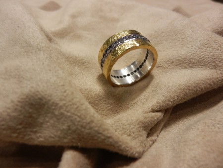 YZK.NO.AKÇ-0731 Zirkon taşlı, 22 ayar altın astarlı 925 ayar gümüş yüzük. FİYATI KDV dahil : 390 TL