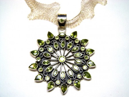 KOL.NO. 0075-0103 Uzakdoğu el yapımı gerçek Peridot taşlı 925 ayar kolye.FİYATI KDV dahil : 445 TL