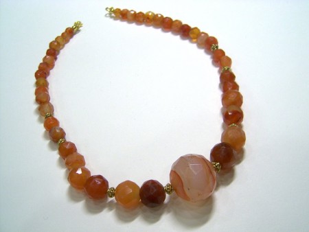 KOL.NO.0764-0344 Emsalsiz 55 senelik el kesimi fasetli süzme akik taşlı kolye.FİYATI KDV dahil : 620 TL