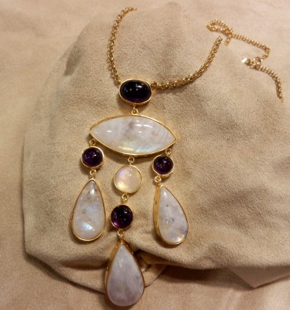 KOL.NO.0964-0728 Emsalsiz el işi beyaz Labradorit ve Ametist taşlı kolye.925 ayar gümüş üstü altın cimarlıdır.FİYATI KDV dahil : 1250 TL