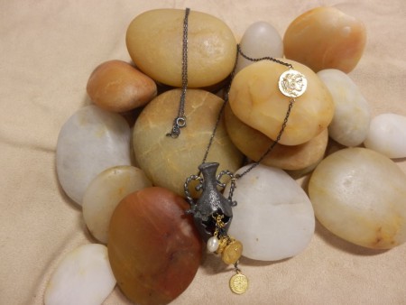 KOL.NO.1001-0756 Altın kaplama, siyah rodajlı 925 ayar gümüş kolye FİYATI KDV dahil : 440 TL