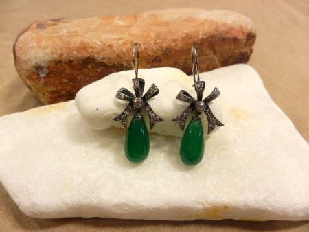 KÜP.NO.0658-0519 Drop Jade ( Damla Yeşim ) ve Zirkon taşlı Art Deco dizayn. FİYATI KDV dahil : 200 TL