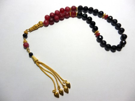 no.tes.0123-68 Fasetli Siyah Oniks ve Kırmızı Korundum taşları.Fiyatı : KDV dahil 390.- TL