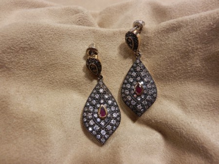 no.küp.0575-0442 Antik görünümlü zirkon taşlı küpe.925 ay.gümüş ve bronz. Fiyatı KDV dahil 195.- TL