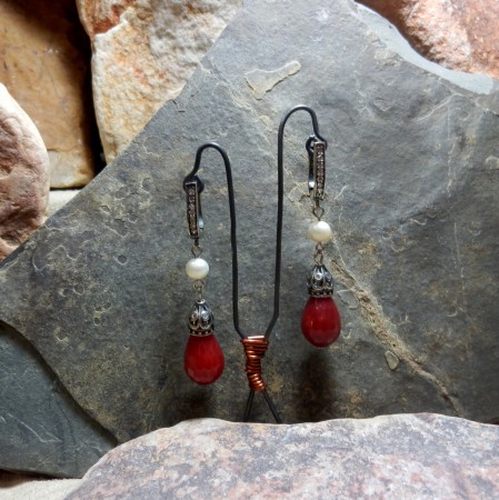 no.küp.0781-0633 Korundum,zirkon taşlı ve gerçek incili 925 ayar gümüş küpe.Fiyatı KDV dahil 89.- TL 