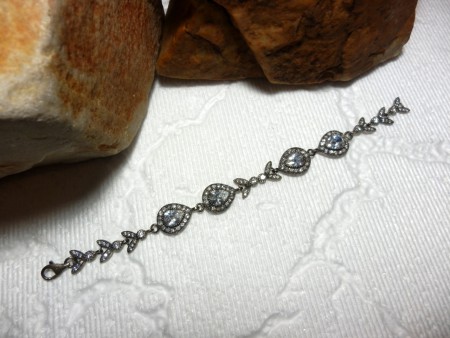 no.bil.0187-0143 Zirkon taşlı bilezik. 925 ay.gümüş.Fiyatı KDV dahil 375.- TL