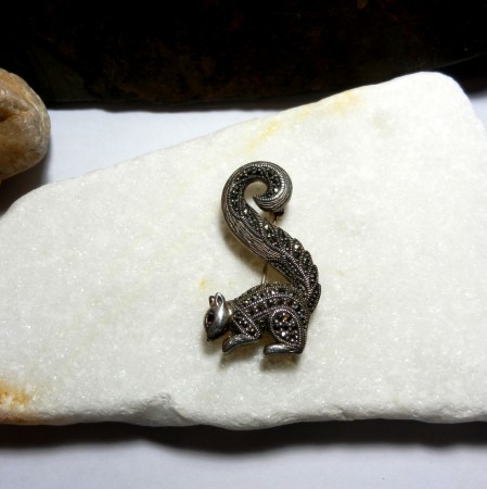 no.br.001-001 Markazit taşlı Sincap gümüş broş.Fiyatı KDV dahil 140.- TL