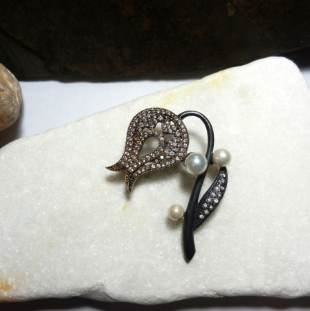 no.br.002-002 Zirkon taşlı ve incili Lale broş. Bronz ve gümüş olarak çalışçılmıştır.Fiyatı KDV dahil 199.- TL