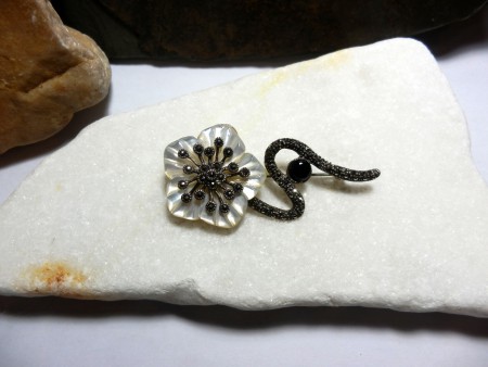 no.br.006-006 Sedef ve Markazit taşlı gümüş broş.Fiyatı KDV dahil 170.- TL   