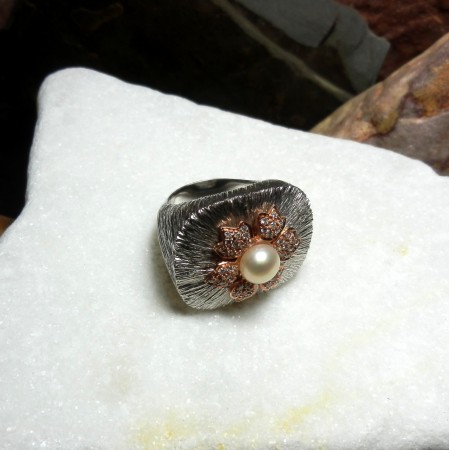 Foto 1 no.yzk.96003 Emsalsiz el işi yüzük. 925 ay.gümüş ve 8 ay. kırmızı altın.Taşlar Pırlanta ( 0,39 ct. Toplam ) Gerçek İnci. Fiyatı KDV dahil 1390.-TL