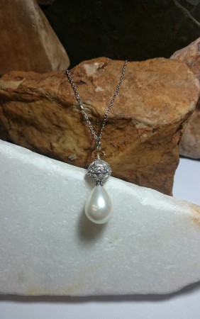 no.kol.64-71 SP Mayorka drop incili kolye. 18 ay. beyaz altın. Taşlar gerçek pırlanta ( toplam 0,21 ct. ) Fiyatı KDV dahil 2690.- TL