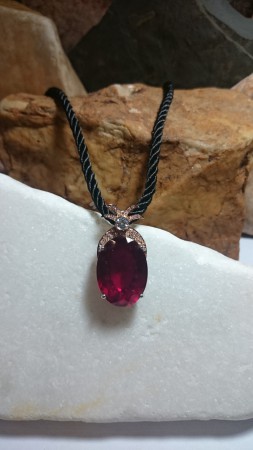 no.kol.71006 Termal Kuars taşlı kolye. 925 ay. gümüş ve 8 ay. altın. Taşlar beyaz Zirkon ve gerçek Pırlanta ( Toplam 0.15 ct. ) Fiyatı KDV dahil 1300.- TL