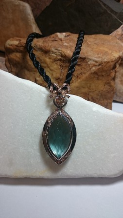 no.kol.64004 Mavi termal Kuars taşlı emsalsiz kolye. 925 ay. gümüş ve 8 ay. altın. Diğer taşlar sarı Zirkon ve gerçek Pırlanta ( 0,42 ct. ) Fiyatı KDV dahil 1900.- TL