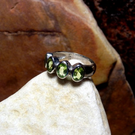 no.yzk.1149-0787 Gerçek Peridot taşlı yüzük, 925 ayar gümüş. Fiyat KDV dahil 195.- TL