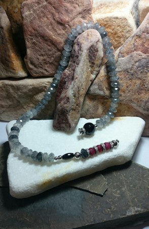 no.kol.1189-0875 Bulutlu Kuars , Korundum , Oniks taşlı kolye. Fiyat KDV dahil 295.- TL