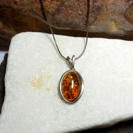 no.kol.1325-1008 Hakiki Kehribar kolye. 925 ayar gümüş. Zincir ile birlikte KDV dahil 150,00 TL