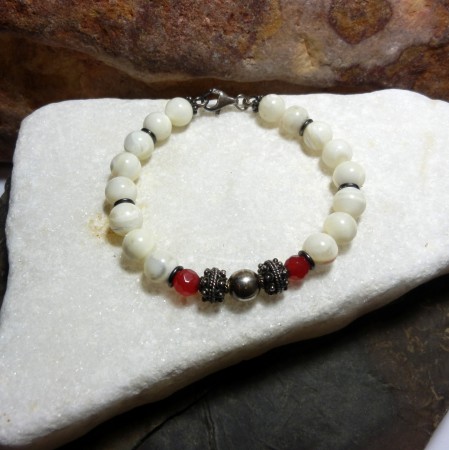 no.bil.0400-0307 Sedef ve kırmızı Akik taşlı 925 ay. Gümüş bileklik. KDV dahil 150,00 TL